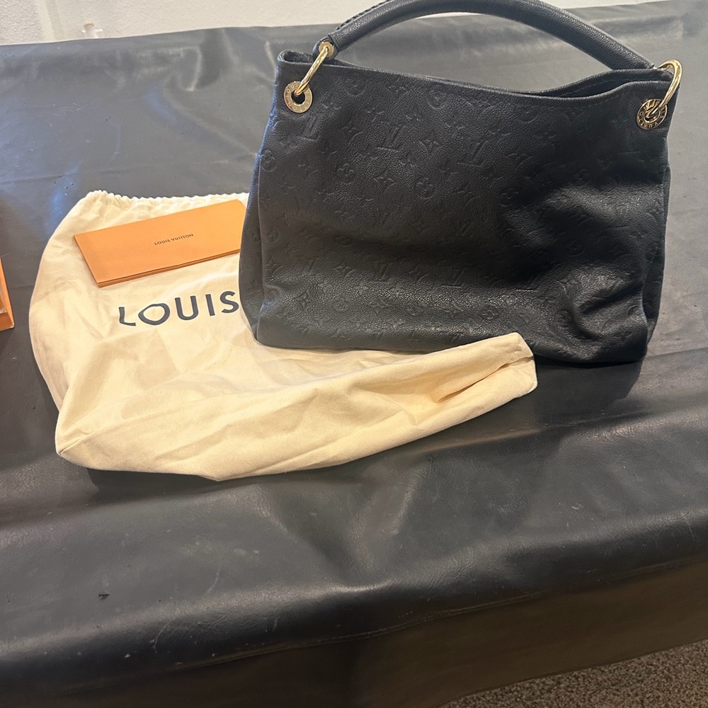 Louis Vuitton Elegant Black Shoulder Bag